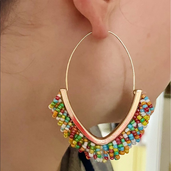 OVERSIZED MULTICOLOR BEAD DECOR OVAL HOOP EARRINGS - Picture 4 of 4
